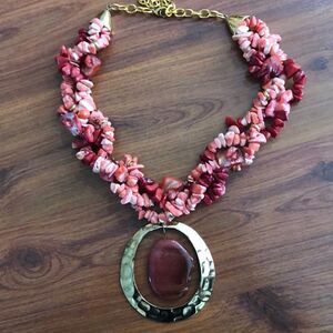 Shell Statement necklace. Gold and stone.